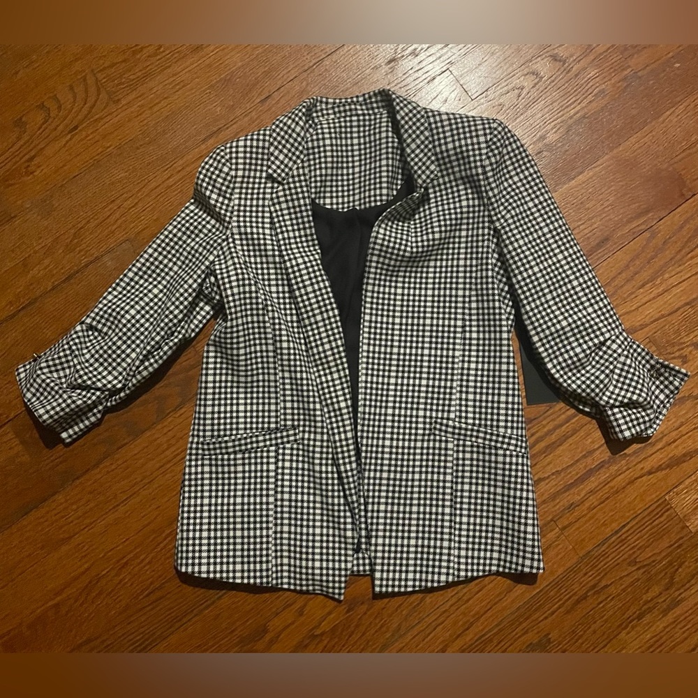 Beautiful brand new blazer with three quarter sleeve